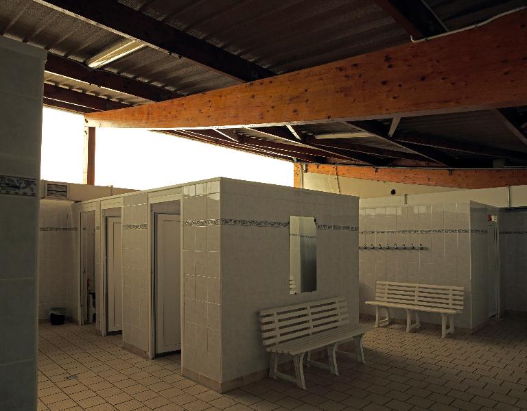 Vestiaires, cabines de déshabillage individuelles.