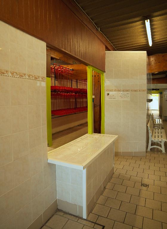 Entrée du local porte-habits.
