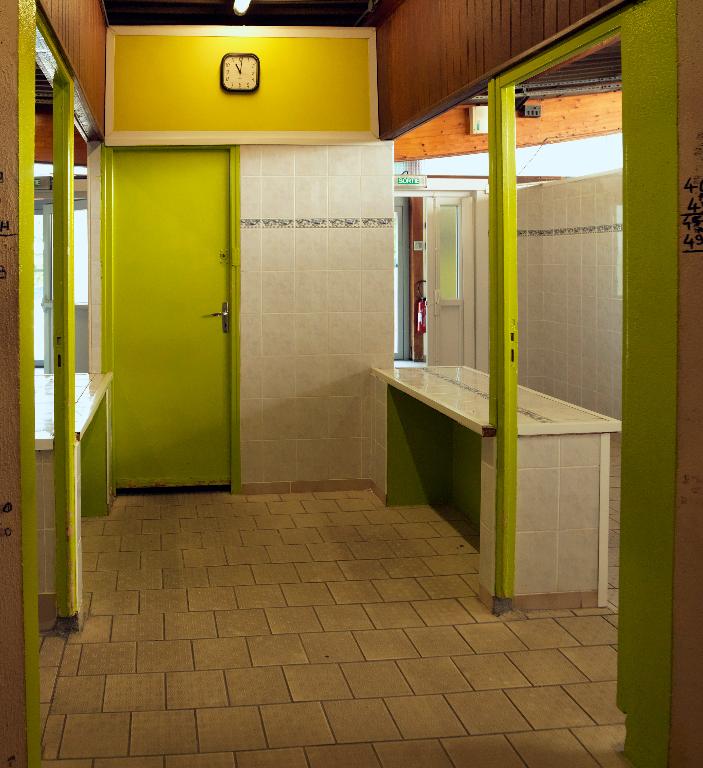 Local porte-habits, avec accès de part et d'autre sur les vestiaires femmes et hommes.