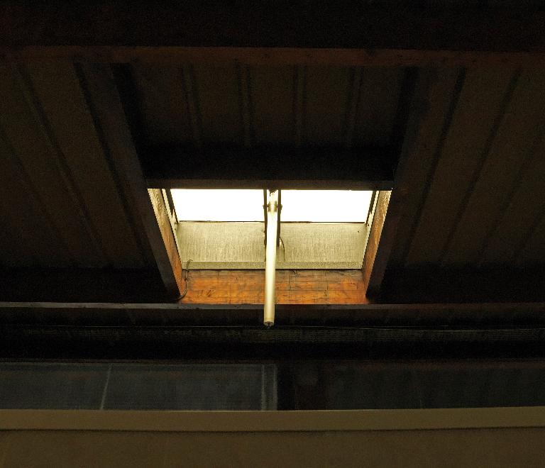 Détail d'un des velux, ouvertures pratiquées dans la toiture pour permettre l'éclairage zénithal des bassins et des vestiaires.