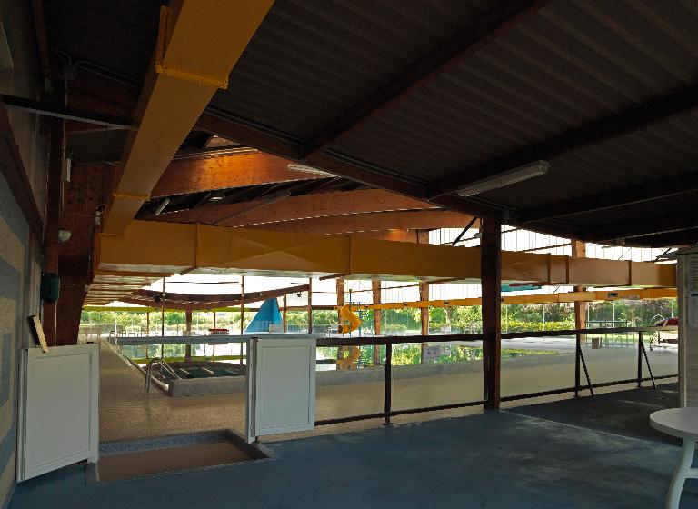 Du "foyer" (espace visiteurs), vers le bassin bassin sportif. En orange : les gaines de chauffage.