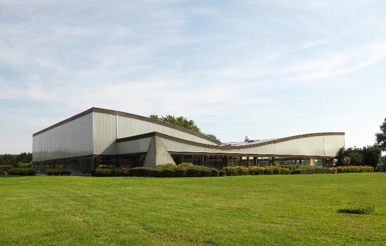 Beautor (Aisne). La piscine Plein Soleil. ; Vue d'ensemble des façades sud et ouest (donnant sur les bassins) depuis le jardin de la piscine. Cette vue permet d'appréhender l'imbrication des "blocs" structurant la piscine. ; Beautor (Aisne). La piscine Albatros (modèle Albatros 1500), 1977.