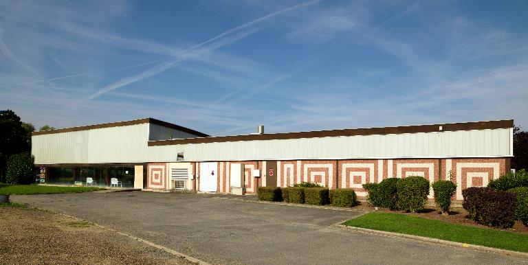 Façade est, correspondant au bloc d'annexes (avec entrée du local chaufferie) et au petit bassin. 