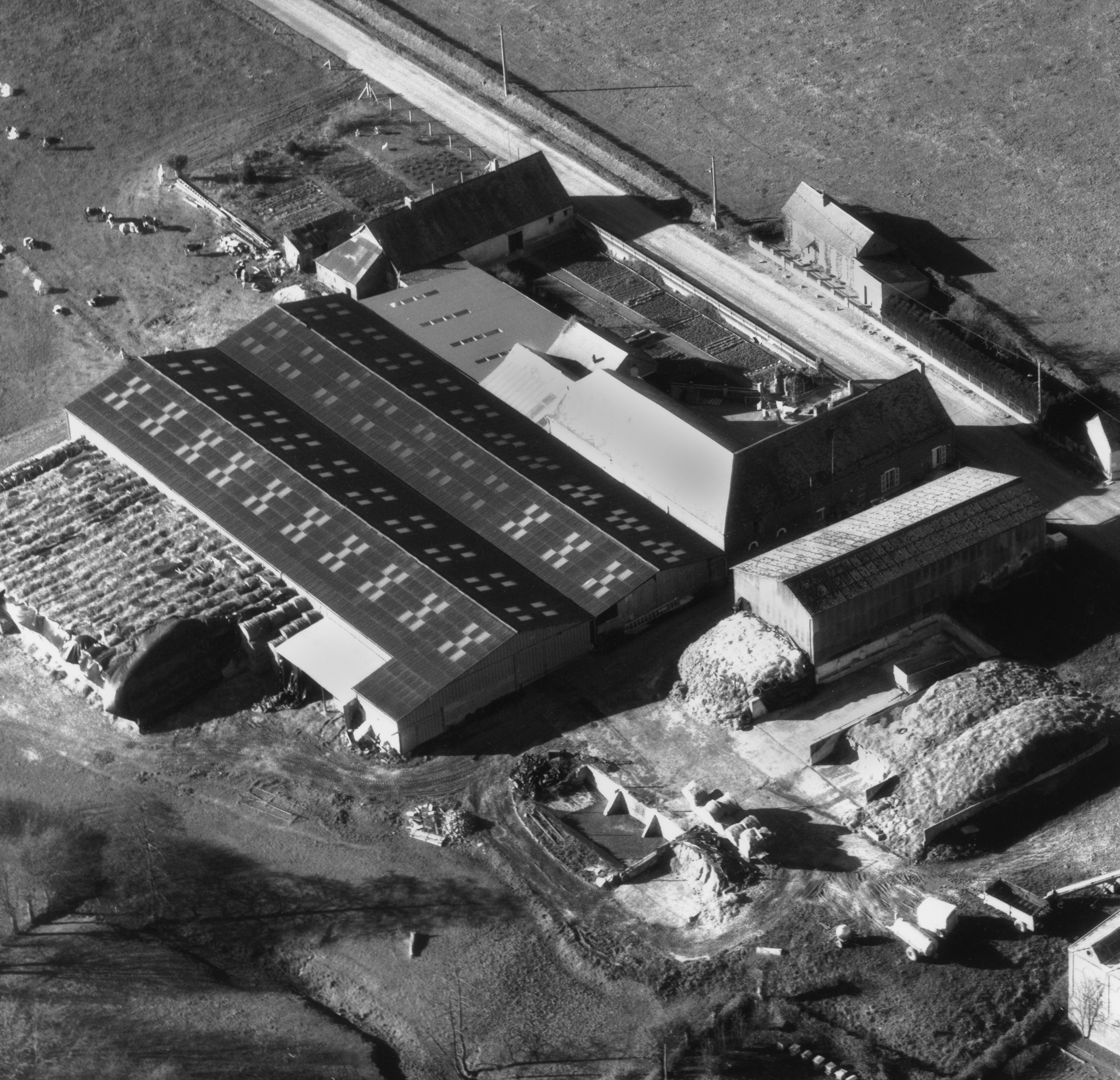 Vue aérienne de la ferme depuis l'est.