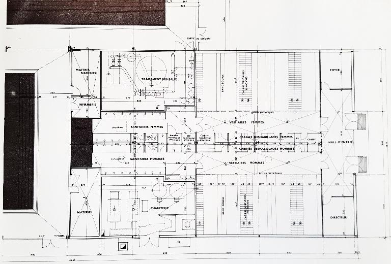Plan du bâtiment d'annexes, projet-type de la piscine "Albatros" : hall d'entrée, foyer, bureau du directeur, vestiaires, sanitaires, locaux techniques (traitement des eaux et chaufferie), local de rangement de matériel, infirmerie, bureau des maîtres nageurs (AN ; 19840036/55).