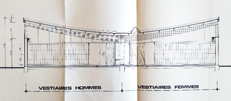 Coupe transversale sur les vestiaires, projet-type de la piscine "Albatros" : on voit que le projet prévoyait des casiers à clés, solution qui sera modifiée pour des porte-habits à Beautor (AN ; 19840036/55).)