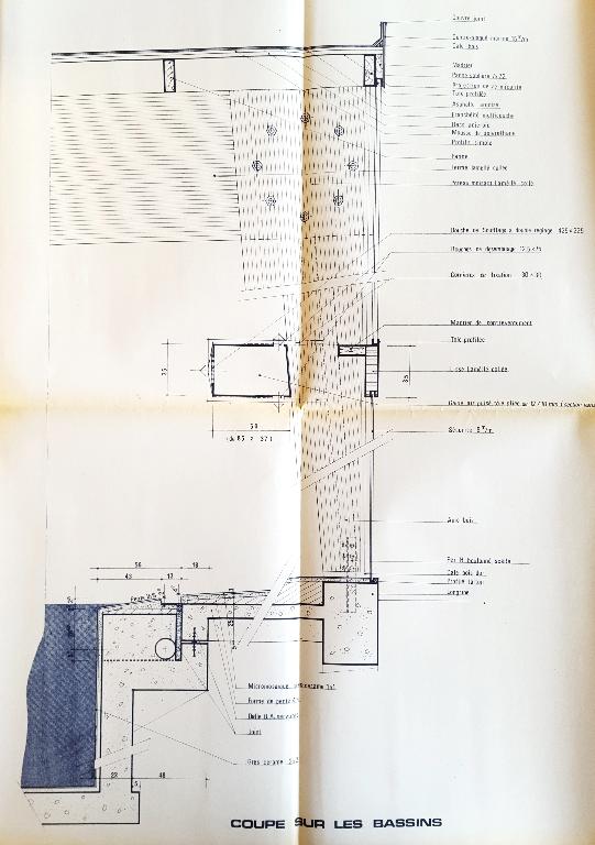 Coupe sur les bassins du projet-type de la piscine "Albatros" : détails du système de bassin à débordement type "goulotte finlandaise", détail de l'ossature en bois lamellé-collé, détail des matériaux utilisés pour la couverture (AN ; 19840036/55).
