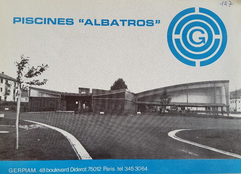 Couverture d'une brochure de présentation sur les piscines "Albatros", avec vue du prototype réalisé à Stains (Seine-Saint-Denis) (AN ; 19840036/145). 