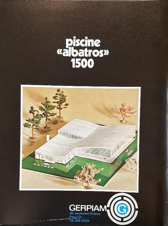 Couverture d'une brochure de présentation sur la piscine "Albatros 1500", avec photo de la maquette de la piscine (AN ; 19840036/145). 