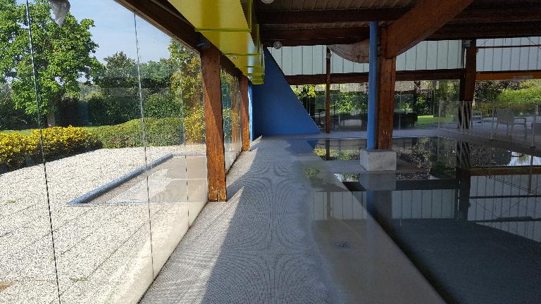 Pataugeoire et les baies vitrées pouvant s'ouvrir sur la terrasse extérieure. 