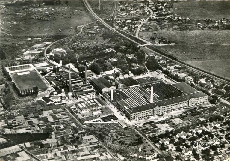 Vue générale des usines textile de Gauchy, avec dans le coin en bas à droite la cité ouvrière, et en haut à gauche, le stade et la piscine, carte postale, vers 1950 (coll. part.).