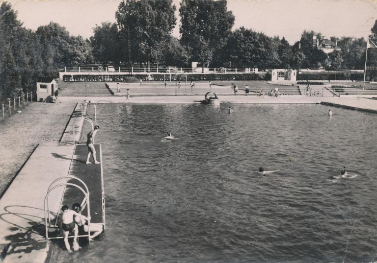 Le bassin de natation de la piscine de l’usine textile Gauchy. carte postale, [vers 1950] (coll. part.).