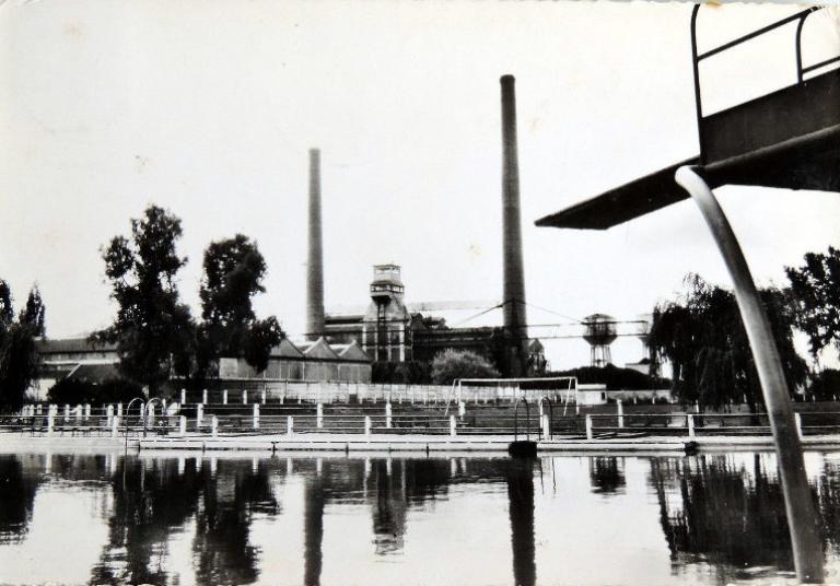 La piscine de Gauchy, avec en arrière-plan les cheminées de l’usine textile, carte postale, vers 1950 (coll. part.).