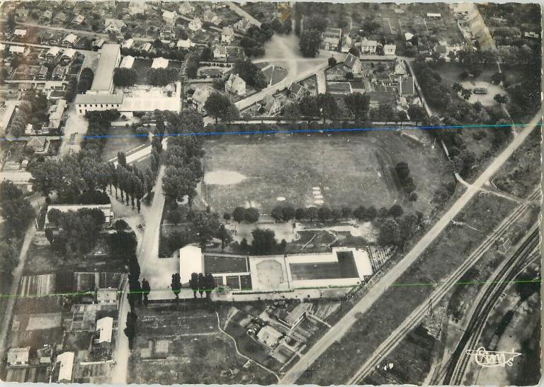 Vue aérienne de la cité des cheminots de Vaux-sous-Laon, avec au centre le stade et la piscine (reconstruite en 1948).
