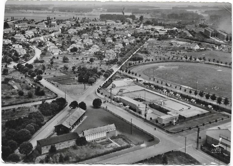 Vue aérienne de la cité des cheminots de Tergnier, du stade et de la piscine, reconstruite après-guerre, carte postale, vers 1960 (coll. part.).
