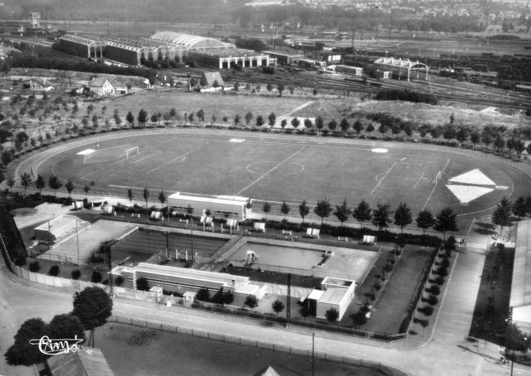 Vue aérienne des équipements sportifs de la cité des cheminots de Tergnier : la piscine et le stade avec terrain de football, carte postale, vers 1950 (coll. part.).