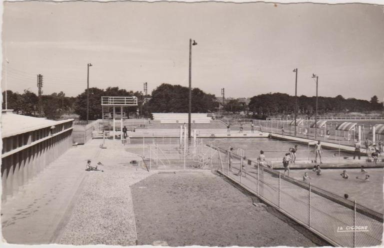 La piscine de la cité des cheminots de Tergnier, carte postale, vers 1950 (coll. part.).