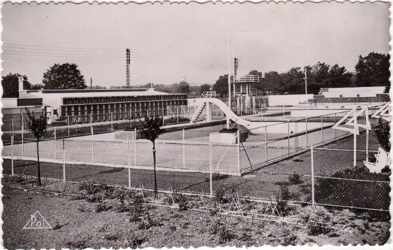 La piscine de la cité des cheminots de Tergnier : vue des cabines, le toboggan, le plongeoir, carte postale, vers 1950 (coll. part.).