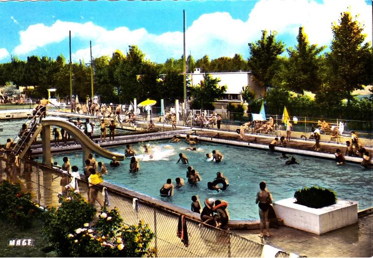 Le bassin enfants et son toboggan de la piscine de la cité de la S.N.C.F. de Tergnier, carte postale, vers 1950 (coll. part.).