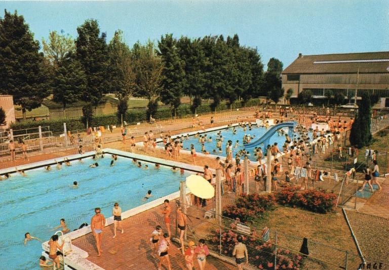 Vue générale de la piscine de la cité Quessy de Tergnier en été, carte postale, vers 1970 (coll. part.).
