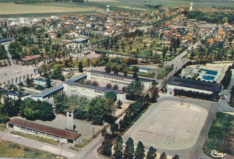 Vue aérienne de la cité Quessy à Tergnier, avec les habitations, la piscine, les écoles, le terrain et la salle de sport, carte postale, vers 1970-1980 (coll. part.).