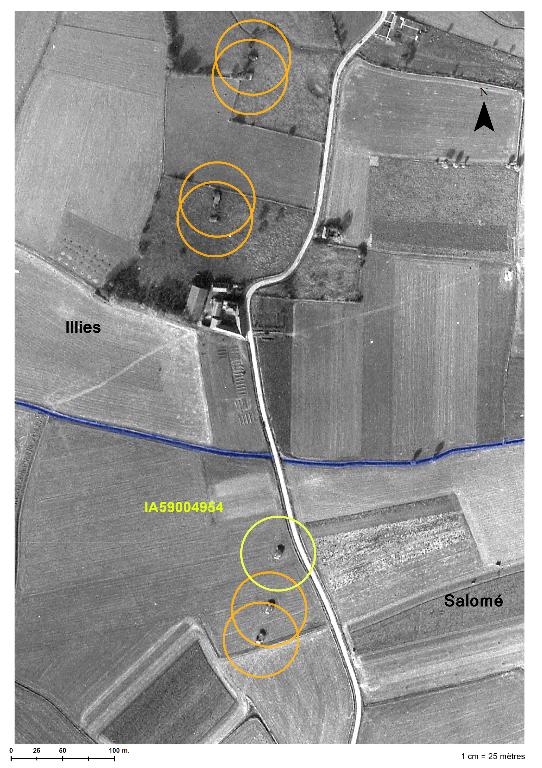 Position de l'édifice en 1967 (IGN, Geoportail), sur la ligne de défense le long de la RD 141 sur les communes d'Illies et de Salomé. Les cercles oranges marquent la position des casemates aujourd'hui détruites
