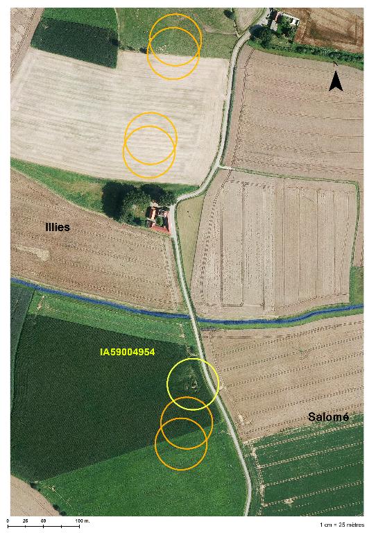 Position de l'édifice (cercle jaune) sur une photographie aérienne de 2014. Les cercles oranges marquent la position des casemates aujourd'hui détruites