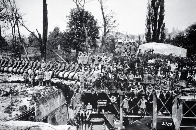 Hommes à califourchons sur le canon