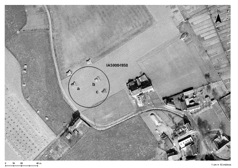 Situation des 3 casemates sur une photographie aérienne du 13 mars 1965 (IGN, Geoportail). On remarque la forte densité d'abris, de part et d'autre de la rue du Rosoir