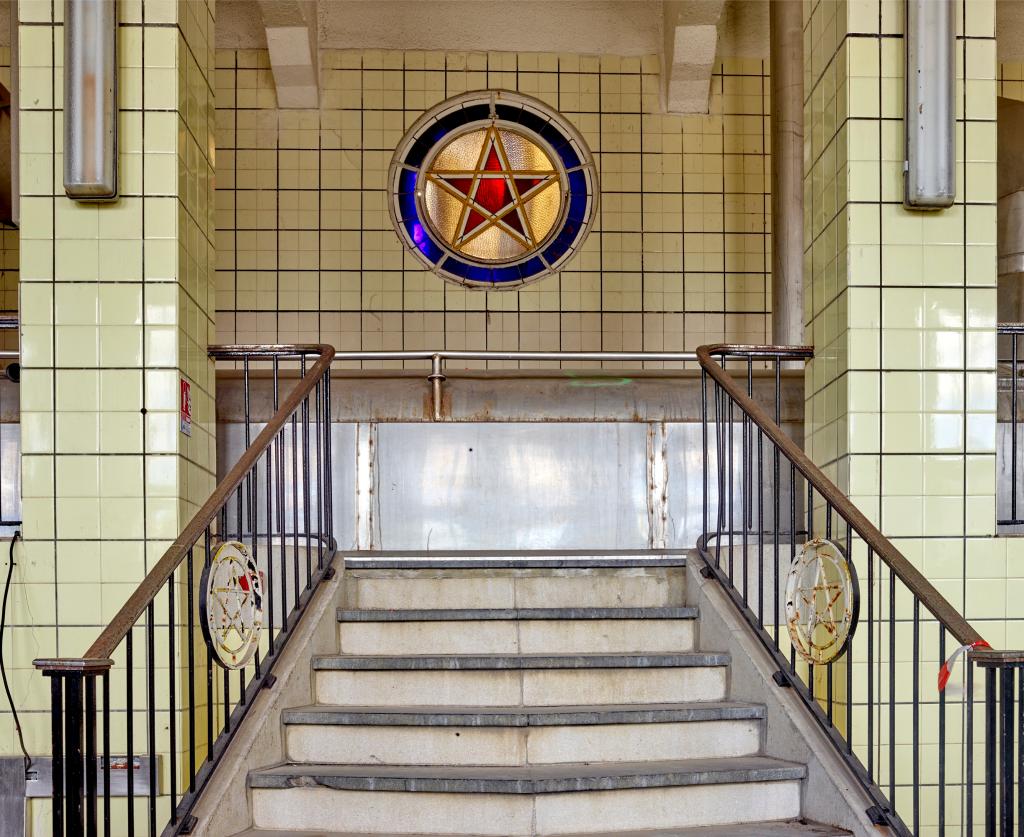 Salle de brassage en 2017, escalier menant au filtre-presse.
