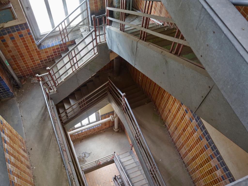 Escalier principal de la brasserie.