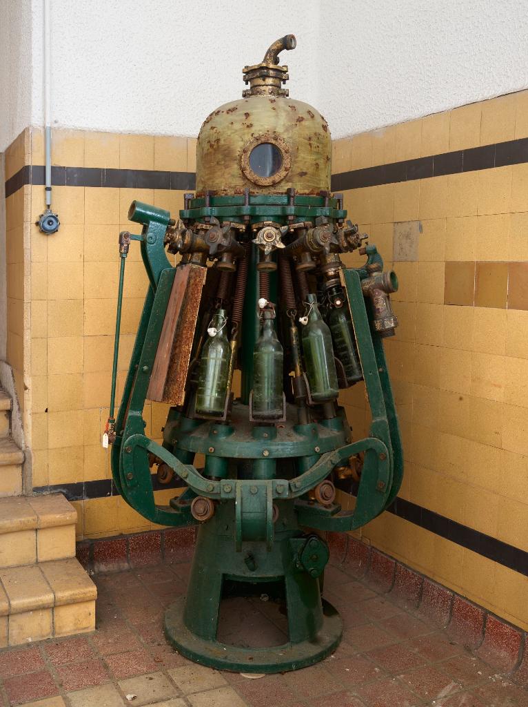 Ancienne laveuse à bouteilles.