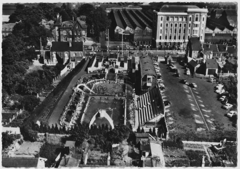 Vue aérienne de la piscine de l'usine Escaut-et-Meuse à Anzin, carte postale vers 1950 (coll. part.).