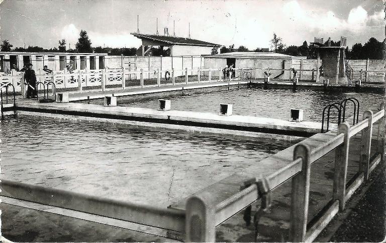 Vue de la piscine de la sucrerie Béghin à Thumeries (Nord), carte postale, vers 1950 (coll. part.).