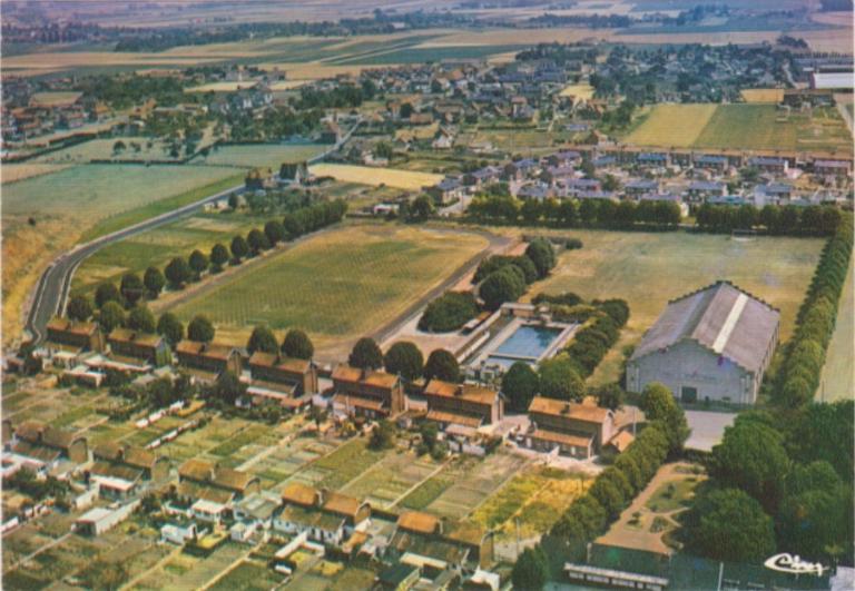 Vue aérienne de la piscine de l’usine Béghin à Thumeries, carte postale, vers 1960 (coll. part.).