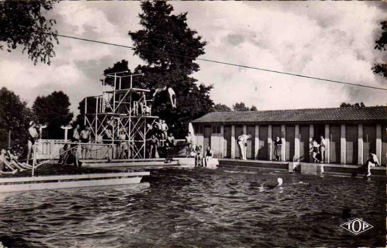 Entrainement de plongeons à la piscine des cheminots de Saint-Pol-sur-Mer, dont le bassin de natation est prolongé d’une fosse à plonger après-guerre, carte postale, vers 1950 (coll. part.).
