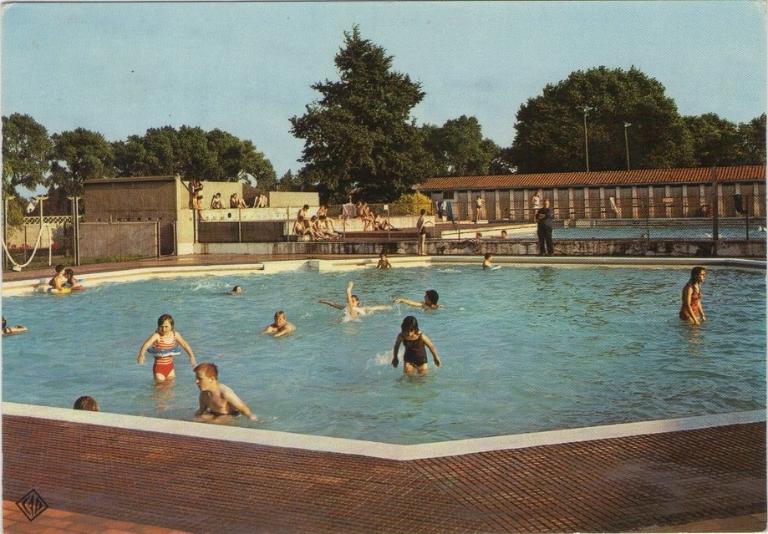 Enfants jouant dans le bassin octogonal de la piscine des cheminots de Saint-Pol-sur-Mer, carte postale, vers 1970 (coll. part.).