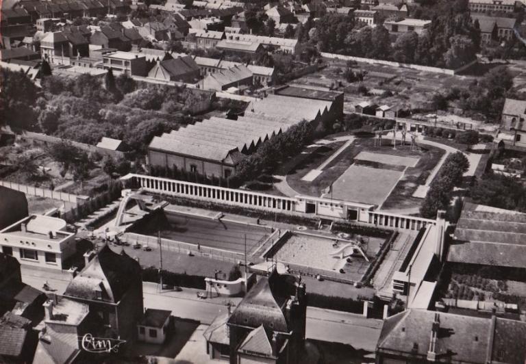 Vue aérienne de la piscine et du Stade Jean-Bracq de Caudry, carte postale, vers 1950 (coll. part.).