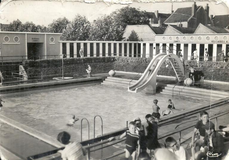 Enfants s'amusant au toboggan du petit bassin de la piscine de Caudry, carte postale, vers 1950 (coll. part.).