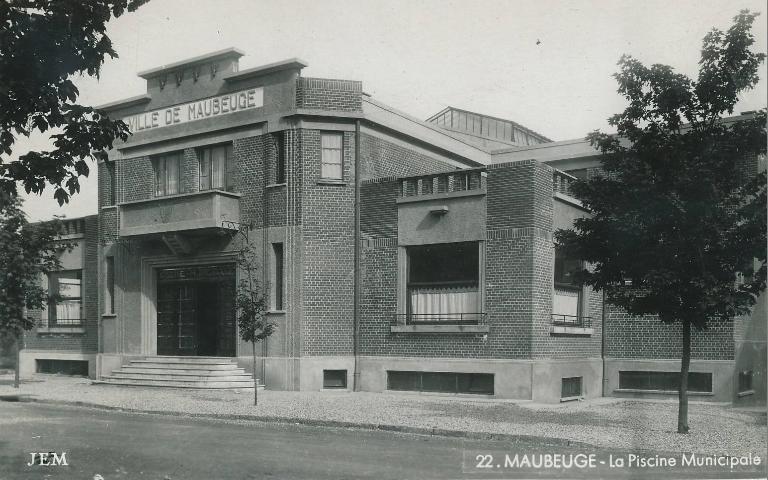 La façade d’entrée de la piscine municipale de Maubeuge, carte postale, vers 1940 (coll. part.).