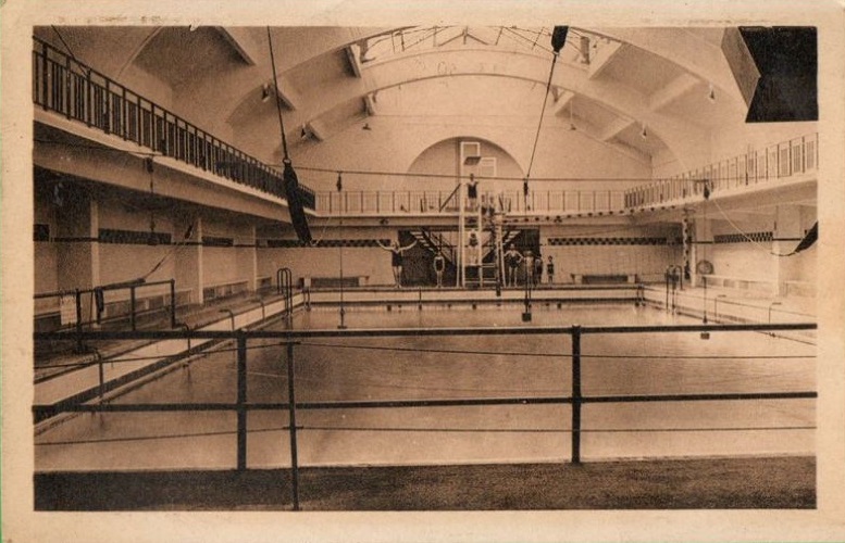 Vue du bassin de la piscine de Saint-Amand-les-Eaux, carte postale, vers 1940 (coll. part.).