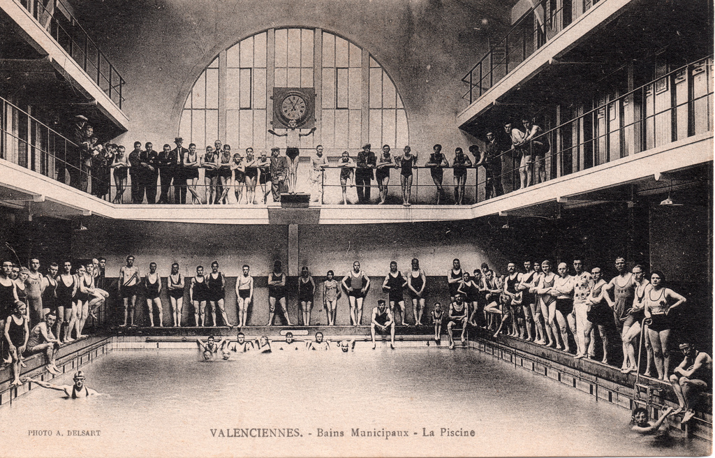 Groupe de nageurs autour du bassin de la piscine municipale de Valenciennes, carte postale, vers 1935 (coll. part.).