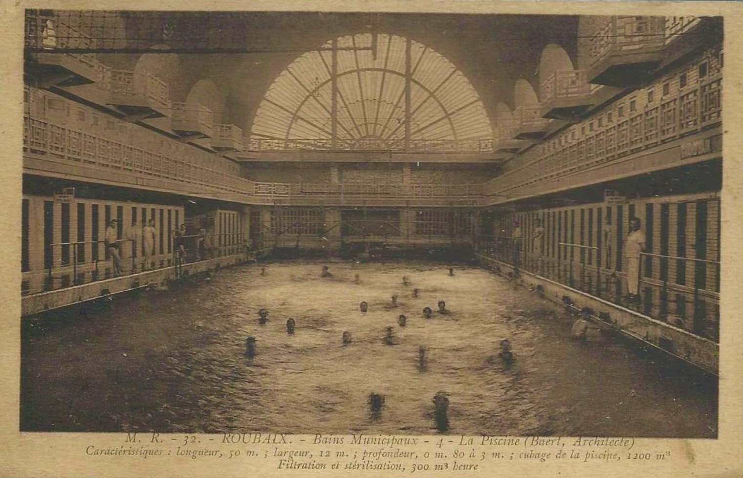Nageurs au bassin de natation des bains municipaux de Roubaix (actuellement Musée de La Piscine), carte postale, vers 1935 (coll. part.).