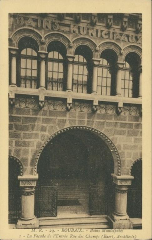 Vue de la façade d’entrée de style néo-roman des bains municipaux de Roubaix, carte postale, vers 1935 (coll. part.).