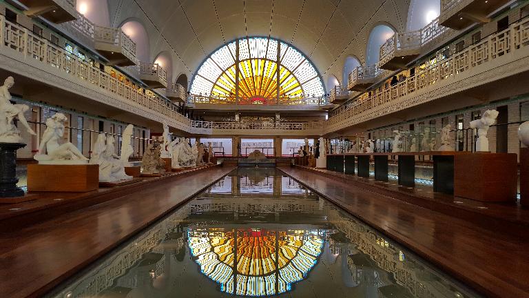 Le hall du bassin de la piscine de Roubaix, aujourd’hui musée d’Art et d’industrie. ; Roubaix (Nord). La piscine municipale construite sur les plans de l'architecte Albert Baert et inaugurée en 1932. La reconversion du site (aujourd'hui musée d'art et d'industrie) est réalisée sur les plans de l'architecte Jean-Paul Philippon.