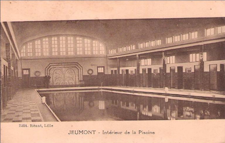 Jeumont (Nord), intérieur de la piscine (au fond, plaque en faïence représentant une fontaine de jouvence), carte postale, vers 1930 (coll. part.).