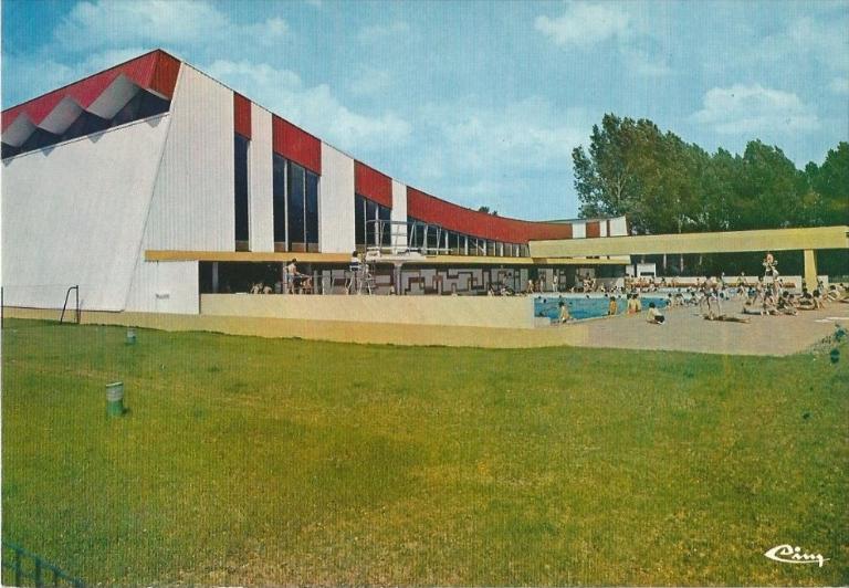 La piscine transformable Ombelia à Quiévrechain en position ouverte (été), vers 1980 (coll. part.).