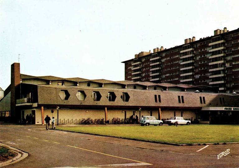 La piscine de Ronchin (réalisation du projet-type agréé n°122 de l’architecte Jean Doldourian), carte postale, vers 1975 (coll. part.).