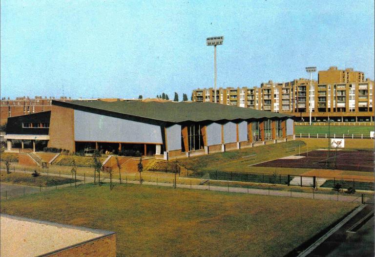 La piscine de Wattrelos (réalisation du projet-type agréé n°122 de l’architecte Jean Doldourian), carte postale, vers 1975 (coll. part.).