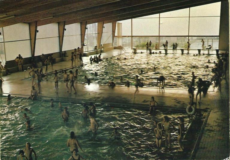 Intérieur de la piscine de Wattrelos, carte postale, vers 1975 (coll. part.).